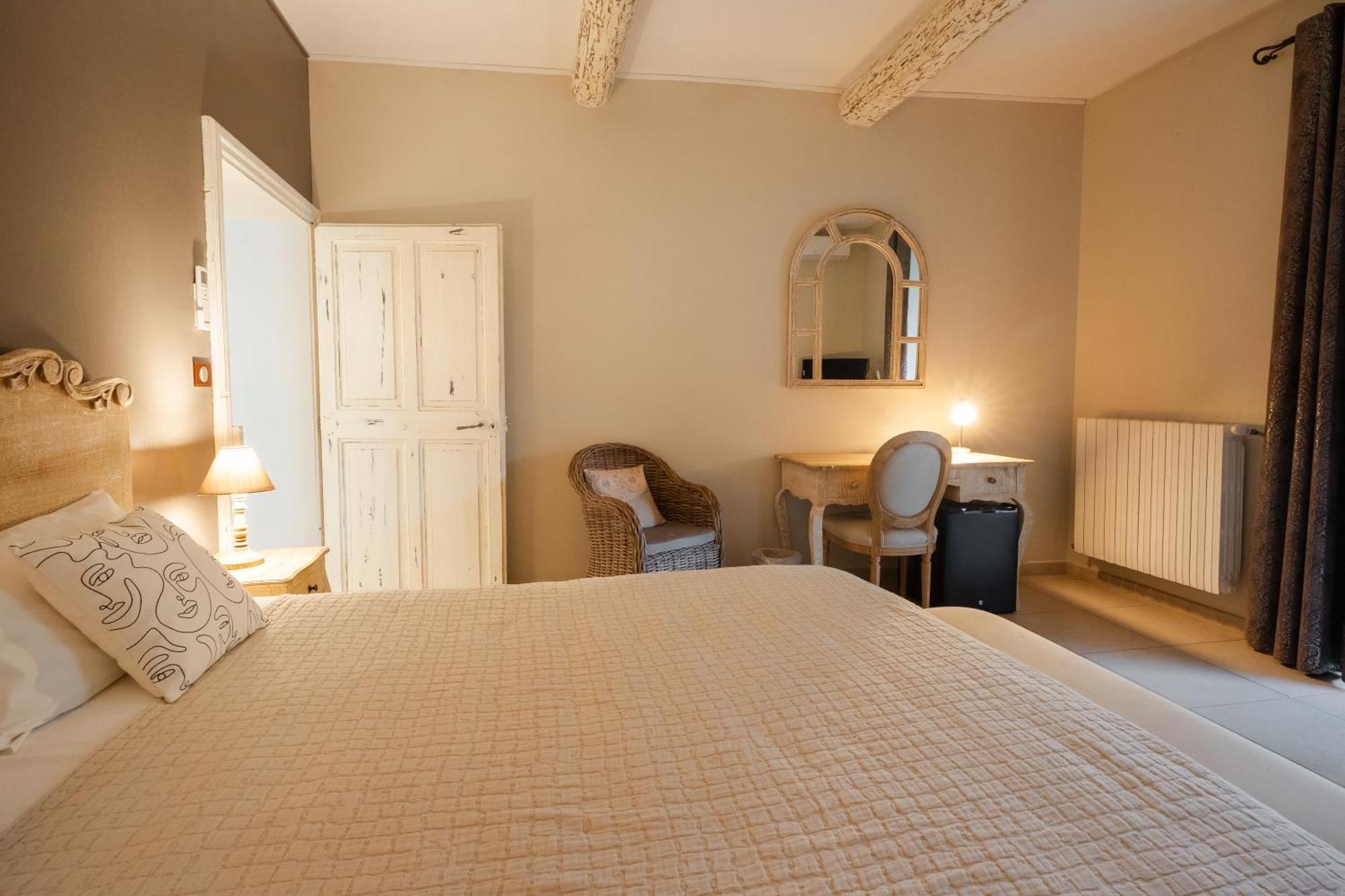 La Belle Vie Hotel Saint-Hilaire-dʼOzilhan Екстериор снимка